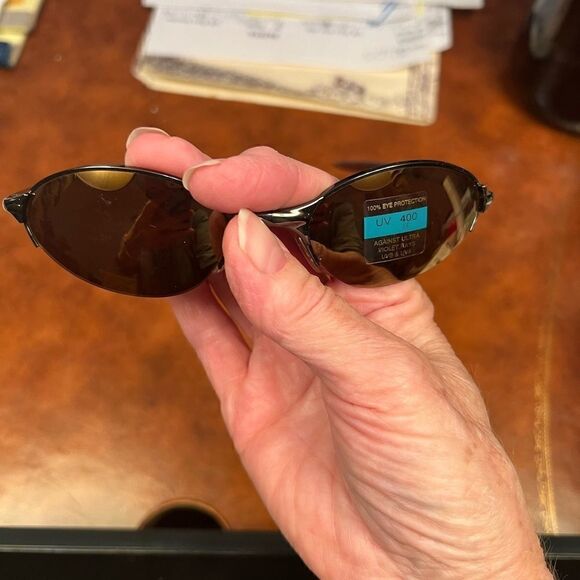 NWOT mirrored oval sunnies with UV 400 spring temples and cushioned stems - Picture 4 of 5